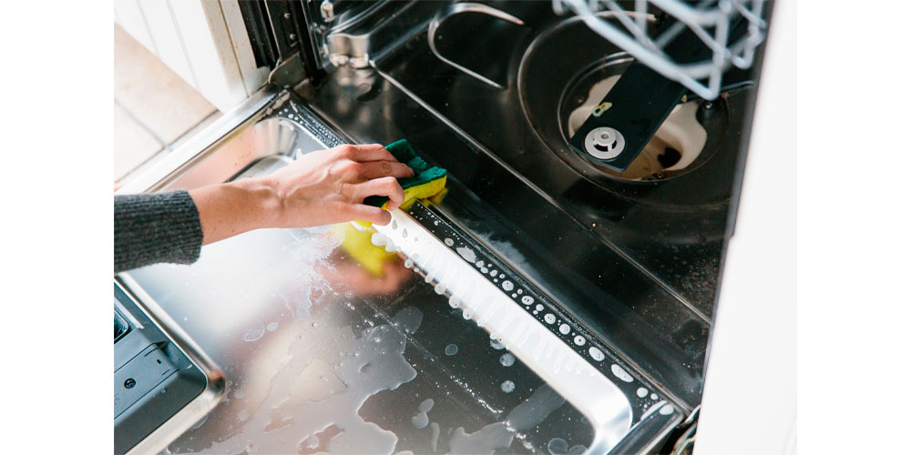Какие подручные средства подходят для очистки посудомоечных машин