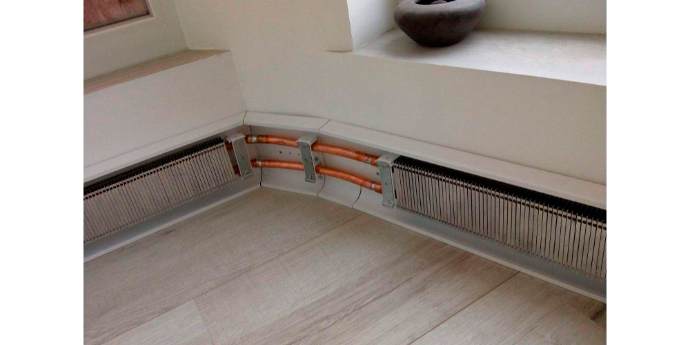 Процесс монтажа теплого плинтуса